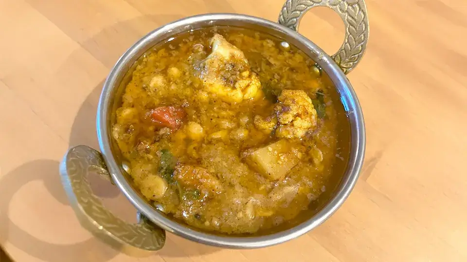 中南和の季節野菜と豆のカレー