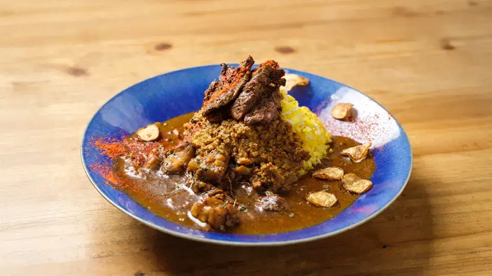 炙り牛たんとごぼうのカレー