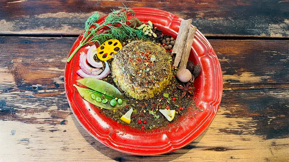 三大肉制覇！！牛豚鶏キーマと比内地鶏出汁の30種ゴリゴリスパイスカレー