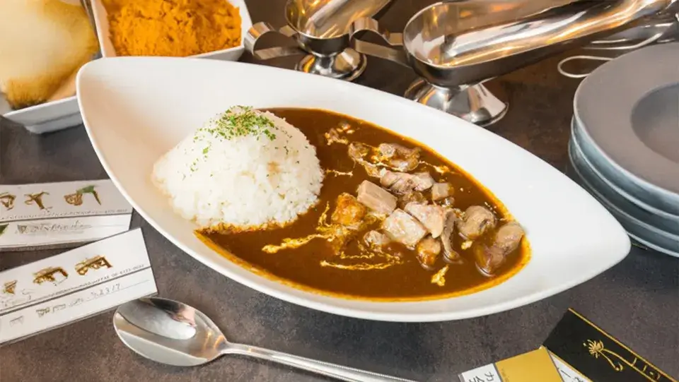 国産黒毛和牛スジ豚骨黒カレー